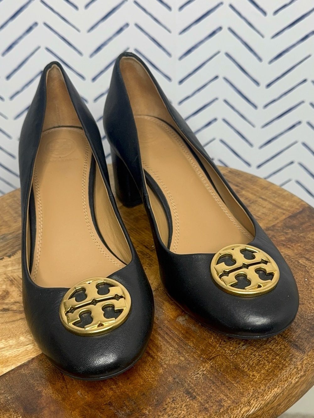 Tory Burch Black Leather Block Heel Pumps Gold Logo Medallion Size 8.5